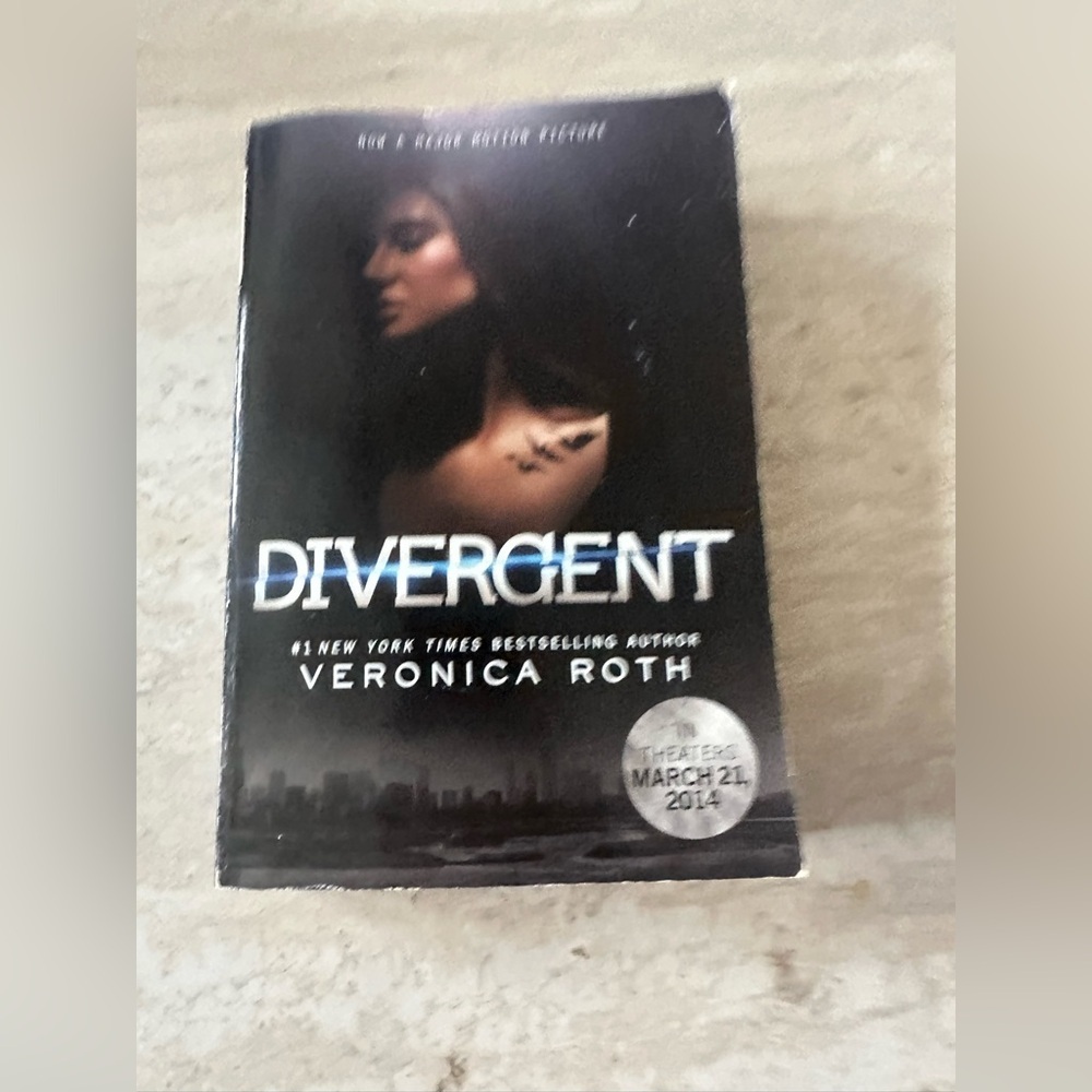 Divergent- Veronica Roth-paperback book